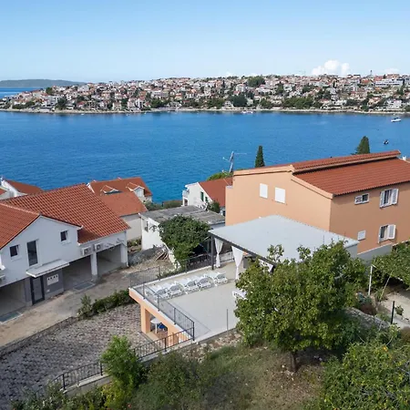 3 Bedroom Cozy In Okrug Gornji