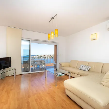 Apartamento 3 Bedroom Cozy In Okrug Gornji *