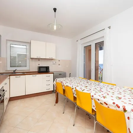 3 Bedroom Cozy In Okrug Gornji Trogir