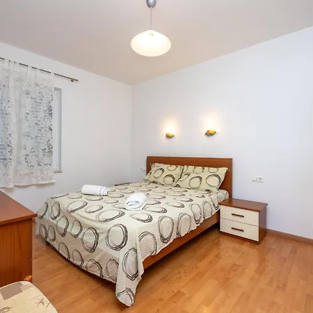 3 Bedroom Cozy In Okrug Gornji