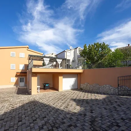 3 Bedroom Cozy In Okrug Gornji