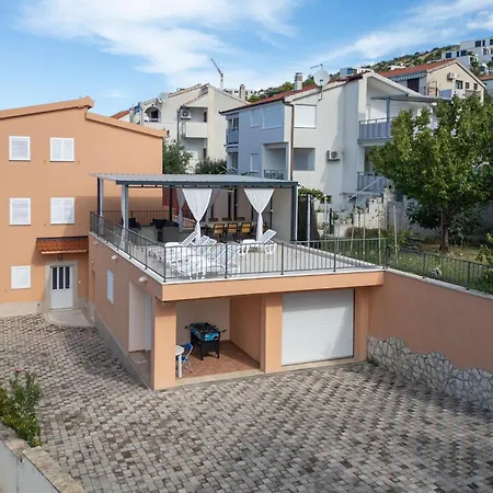 3 Bedroom Cozy In Okrug Gornji