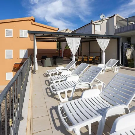 Apartamento 3 Bedroom Cozy In Okrug Gornji