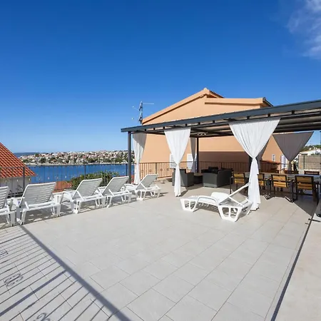 3 Bedroom Cozy In Okrug Gornji Apartamento Trogir