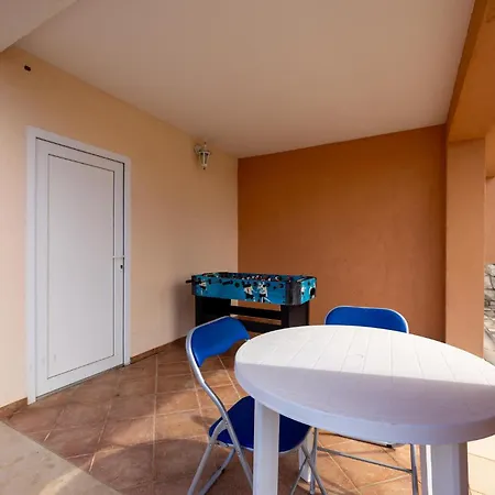 3 Bedroom Cozy In Okrug Gornji *