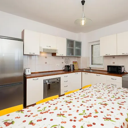 Apartamento 3 Bedroom Cozy In Okrug Gornji