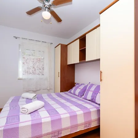 3 Bedroom Cozy In Okrug Gornji Apartamento Trogir
