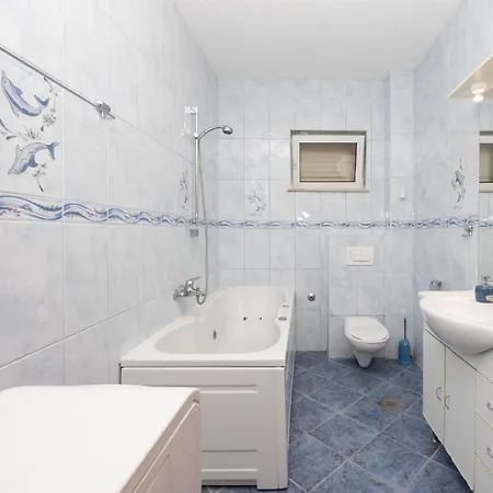 Apartamento 3 Bedroom Cozy In Okrug Gornji *