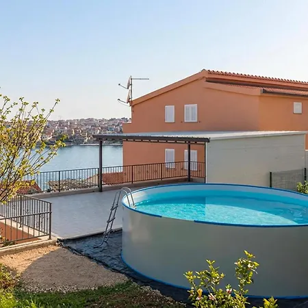 3 Bedroom Cozy In Okrug Gornji Apartamento Trogir